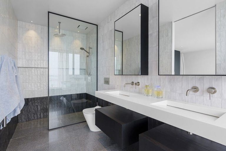 Photo of property in 32 Mount Pleasant Road, Mount Pleasant, Christchurch, 8081