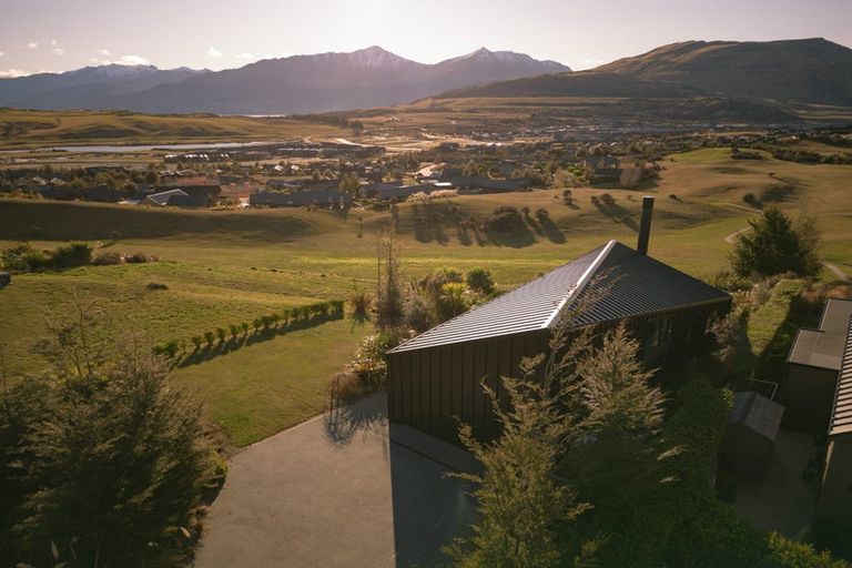 Photo of property in 14 Caithness Court, Jacks Point, Queenstown, 9371
