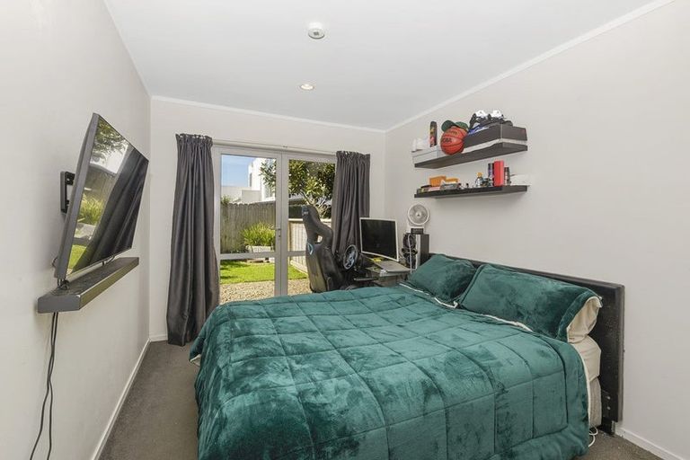Photo of property in 2/143a Wiseley Road, West Harbour, Auckland, 0618