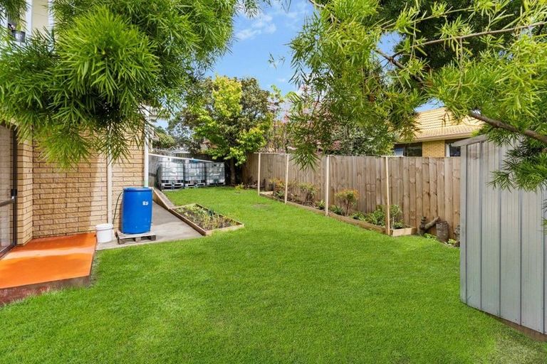 Photo of property in 2/30 Redoubt Road, Goodwood Heights, Auckland, 2105