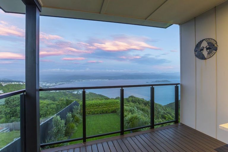 Photo of property in 7 Promontory Crescent, Newlands, Wellington, 6037