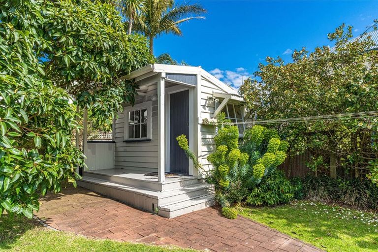 Photo of property in 3 Turnbull Road, Narrow Neck, Auckland, 0624