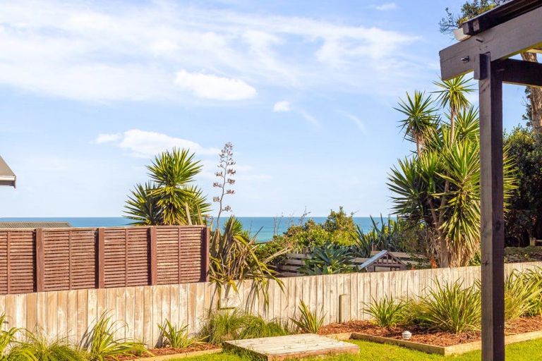 Photo of property in 10 Edwin Mitchelson Road, Muriwai, Waimauku, 0881