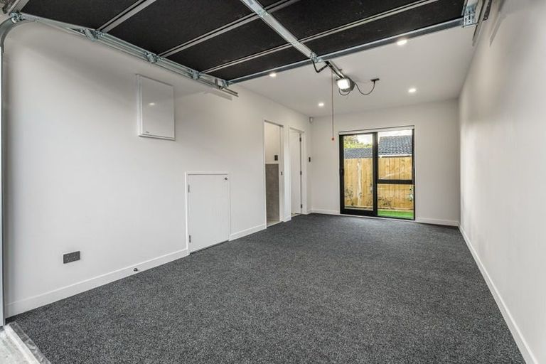 Photo of property in 98e Royal Road, Massey, Auckland, 0614