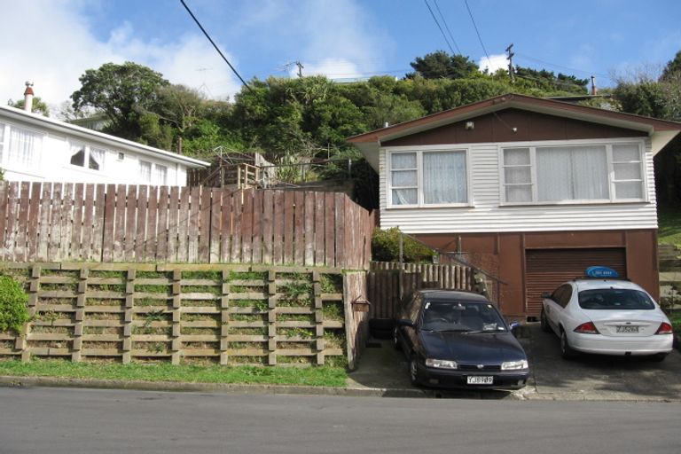 Photo of property in 17 Alwyn Place, Newlands, Wellington, 6037