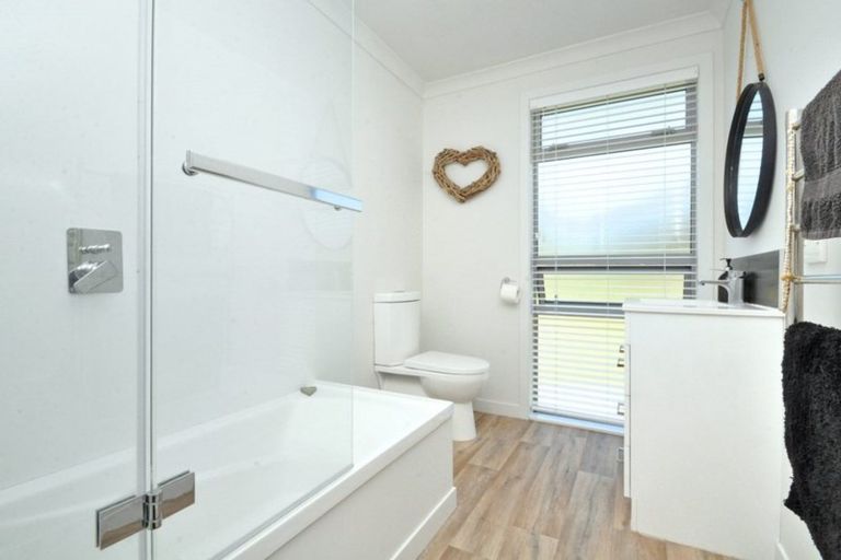 Photo of property in 5a Hobbs Road, Matakatia, Whangaparaoa, 0930