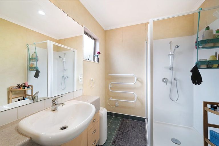 Photo of property in 10 Dainton Place, New Lynn, Auckland, 0600