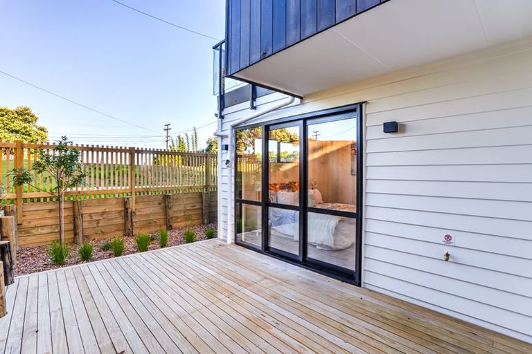 Photo of property in 858e East Coast Road, Northcross, Auckland, 0630