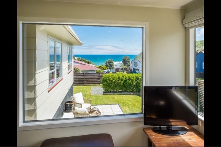 Photo of property in 30 Frobisher Street, Island Bay, Wellington, 6023
