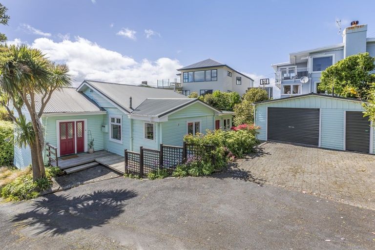 Photo of property in 25 Tai Paku Paku Road, Karaka Bays, Wellington, 6022
