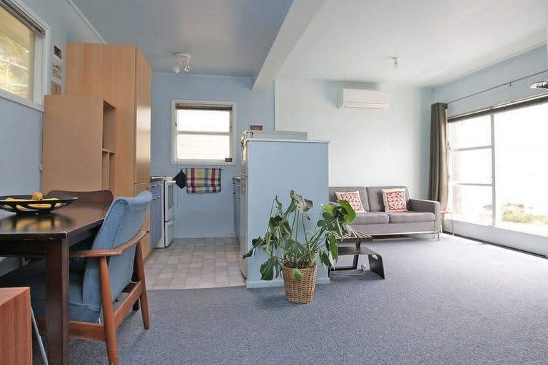 Photo of property in 2/330 Queens Drive, Lyall Bay, Wellington, 6022