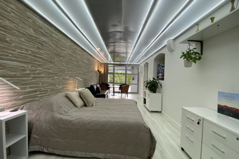 Photo of property in 9 Cypress Court, Kelvin Heights, Queenstown, 9300