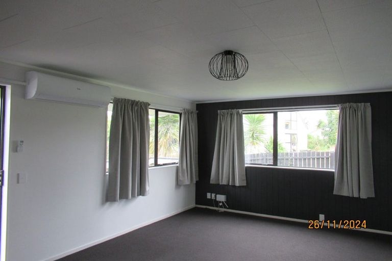 Photo of property in 17 Oreil Avenue, West Harbour, Auckland, 0618