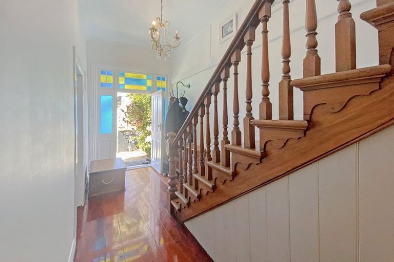 Photo of property in 51 Scarborough Terrace, Mount Victoria, Wellington, 6011