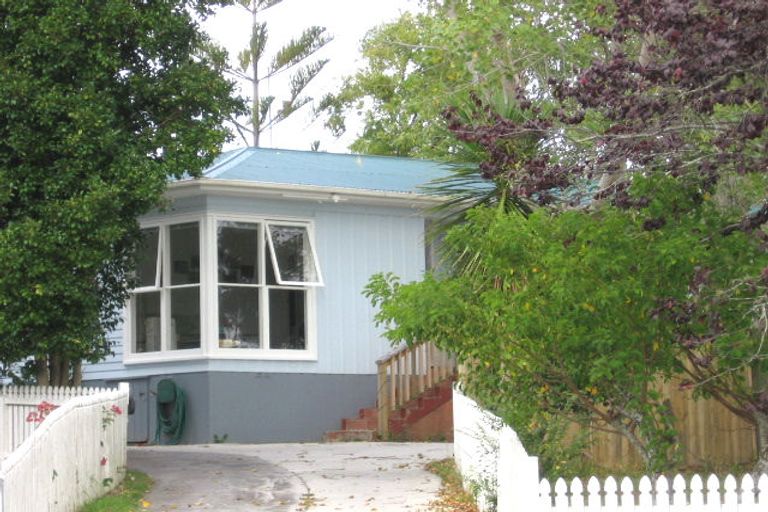 Photo of property in 1/44 Hayman Place, Beach Haven, Auckland, 0626