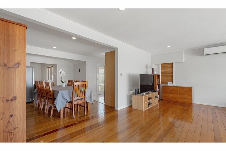 Photo of property in 137 Carlisle Road, Northcross, Auckland, 0632