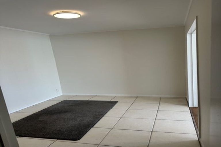 Photo of property in 1/9 Santiago Crescent, Unsworth Heights, Auckland, 0632