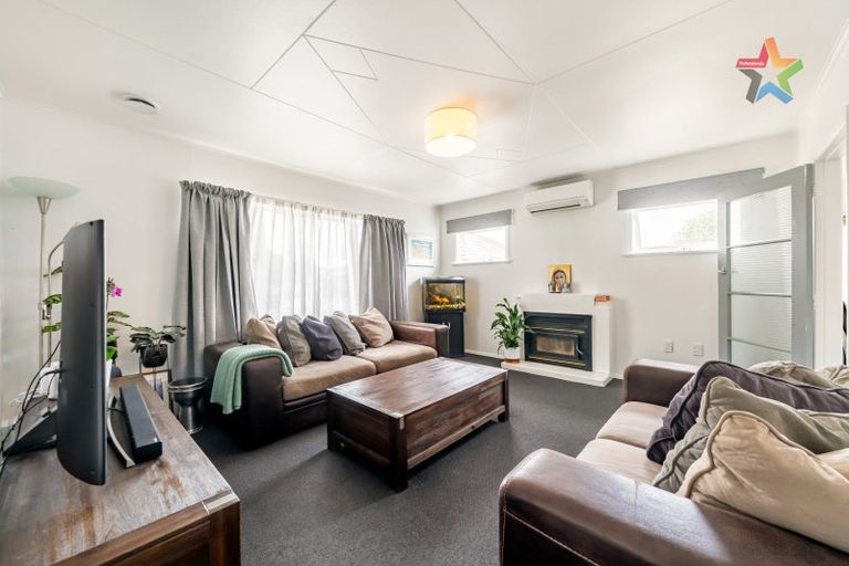 Photo of property in 35 Lees Grove, Wainuiomata, Lower Hutt, 5014