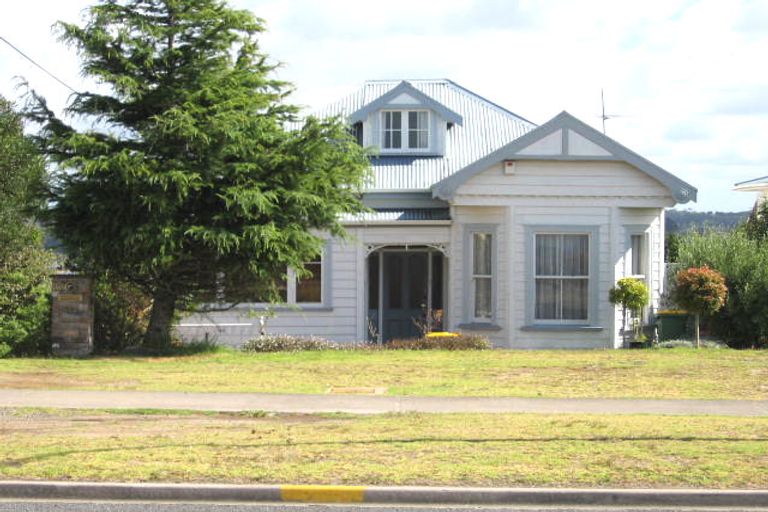 Photo of property in 1/148 Sunset Road, Unsworth Heights, Auckland, 0632