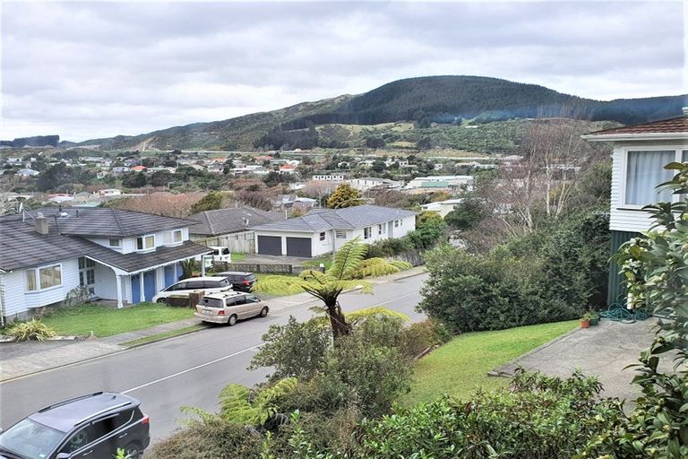 Photo of property in 5 Fyvie Avenue, Tawa, Wellington, 5028