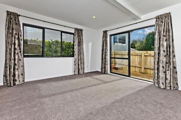 Photo of property in 1/5 Kilham Avenue, Northcote, Auckland, 0627
