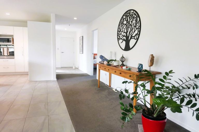 Photo of property in 16 Roto View, One Tree Point, 0118