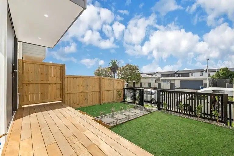 Photo of property in 4/1 Benita Place, Sunnyvale, Auckland, 0612