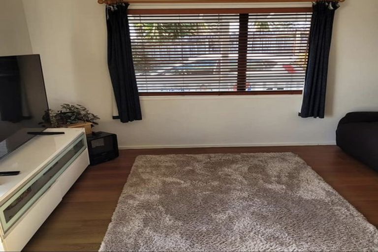 Photo of property in 1/100 Birkdale Road, Birkdale, Auckland, 0626