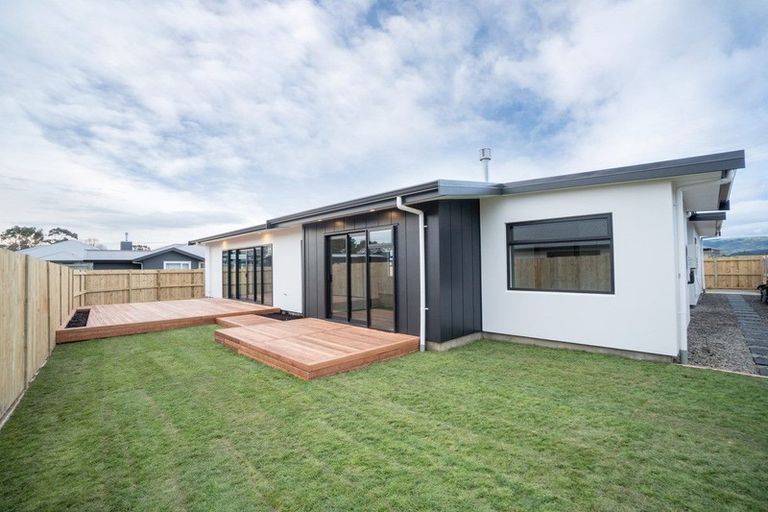 Photo of property in 77 Johnstone Drive, Fitzherbert, Palmerston North, 4410