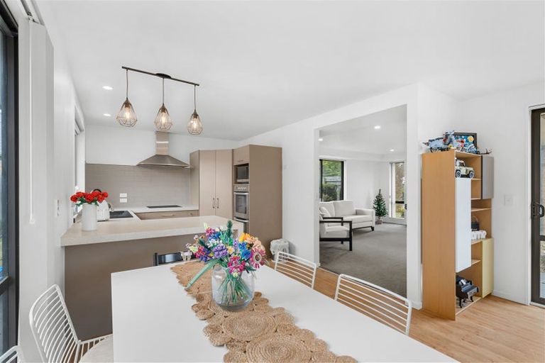 Photo of property in 17 Sovereign Gardens, Halswell, Christchurch, 8025