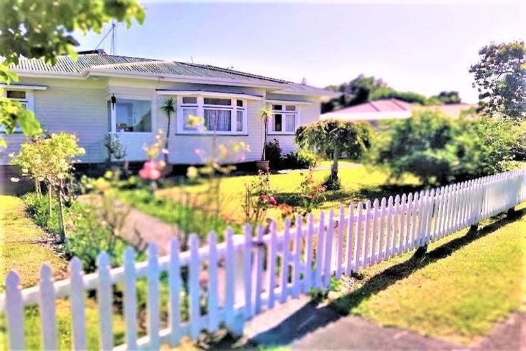 Photo of property in 11 Darlington Street, Ngatea, 3503