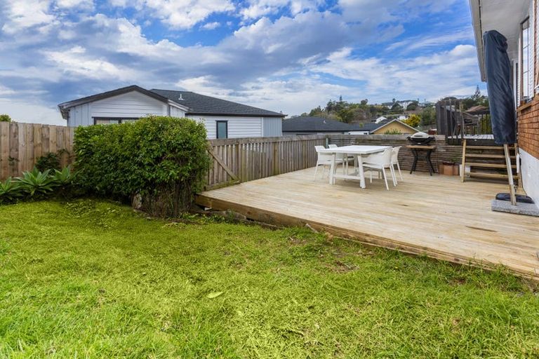 Photo of property in 2/5 Serrata Place, Browns Bay, Auckland, 0630
