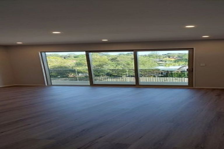 Photo of property in 1b Taupiko Place, Green Bay, Auckland, 0604