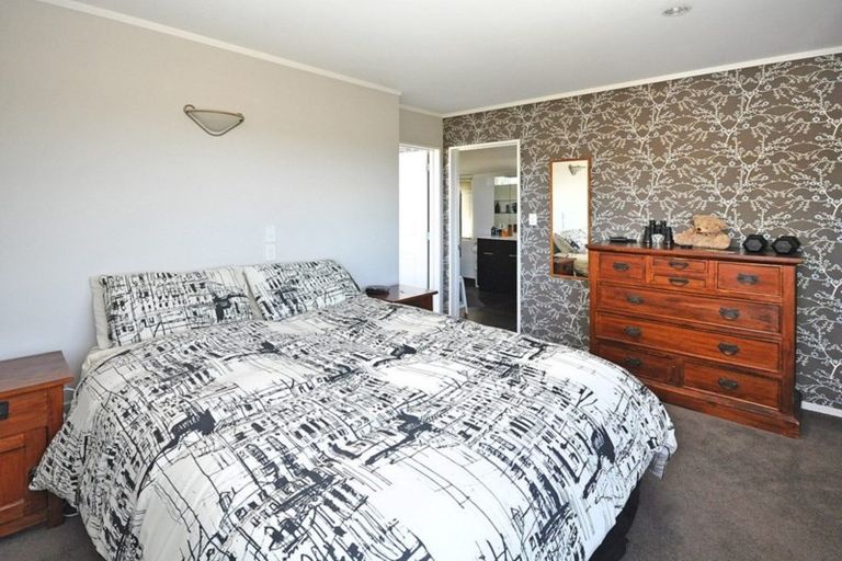 Photo of property in 182 Whangaparaoa Road, Red Beach, 0932