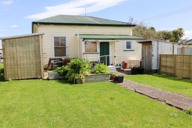 Photo of property in 11 Allardice Street, Dannevirke, 4930
