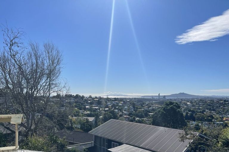 Photo of property in 1/191 Glenfield Road, Hillcrest, Auckland, 0627