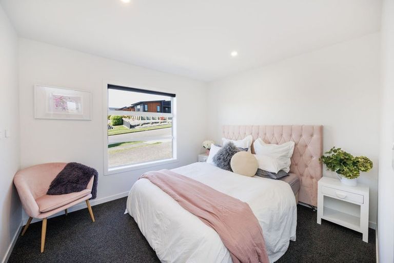 Photo of property in 37 Vaucluse Heights, Fitzherbert, Palmerston North, 4410