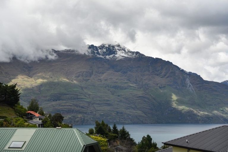 Photo of property in 5a Wye Place, Fernhill, Queenstown, 9300