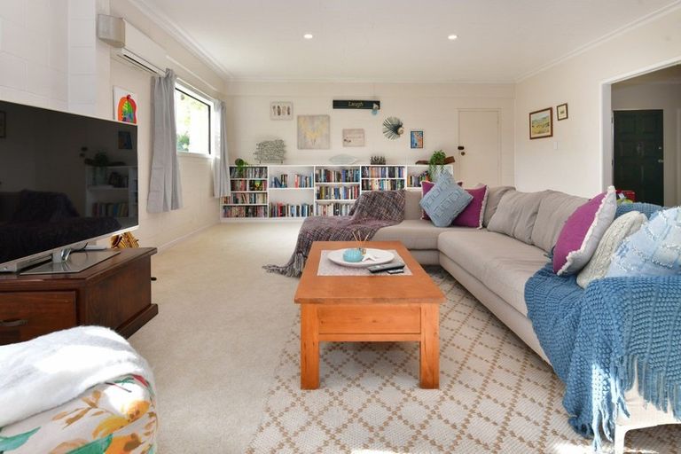 Photo of property in 9 Elgin Place, Red Beach, 0932