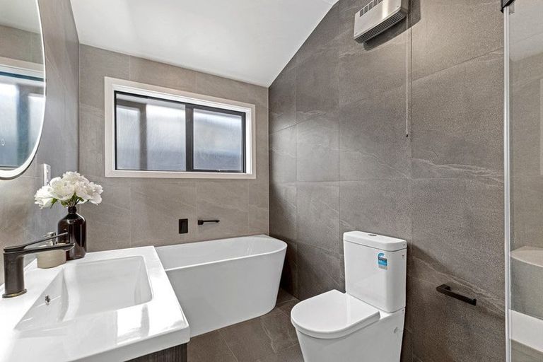 Photo of property in 18 Madden Avenue, Kumeu, 0810