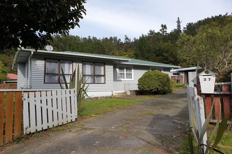 Photo of property in 27 Shackleton Grove, Stokes Valley, Lower Hutt, 5019