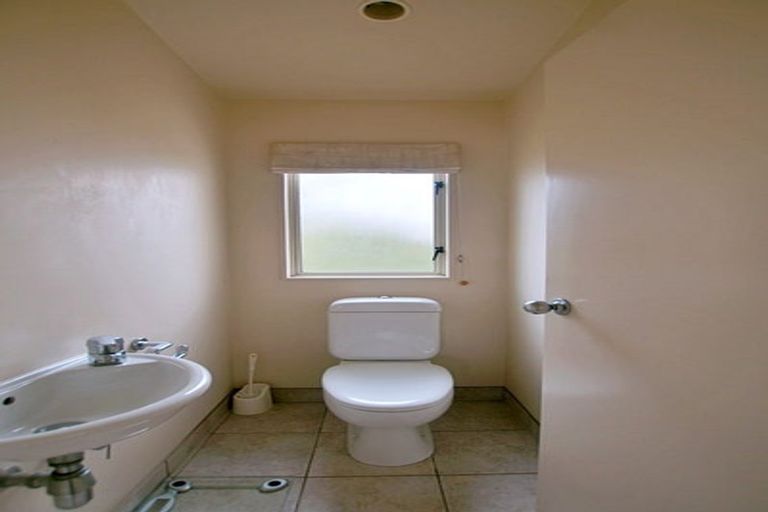 Photo of property in 2/23 Tui Glen Road, Birkenhead, Auckland, 0626