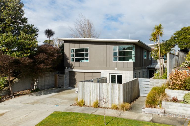 Photo of property in 19 Springdale Grove, Fitzherbert, Palmerston North, 4410