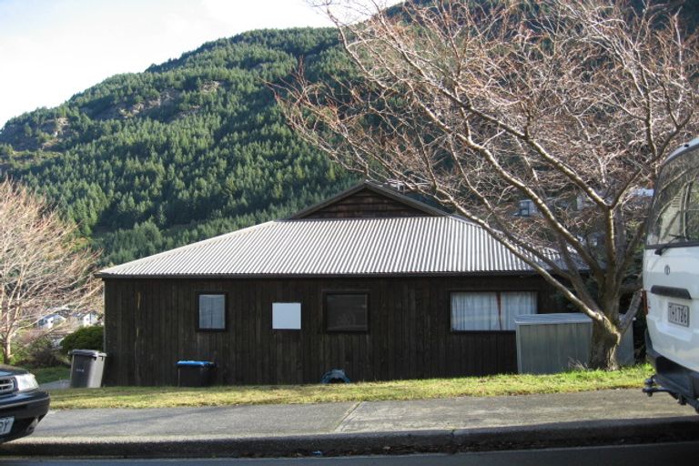 Photo of property in 4 Mackinnon Terrace, Sunshine Bay, Queenstown, 9300