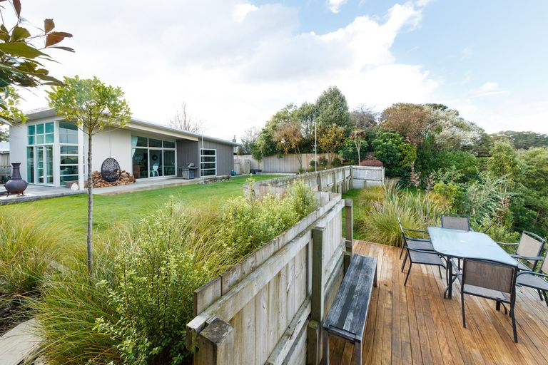 Photo of property in 19 Springdale Grove, Fitzherbert, Palmerston North, 4410