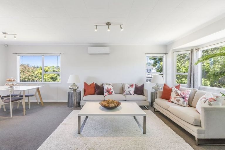 Photo of property in 1/1 Barbados Drive, Unsworth Heights, Auckland, 0632