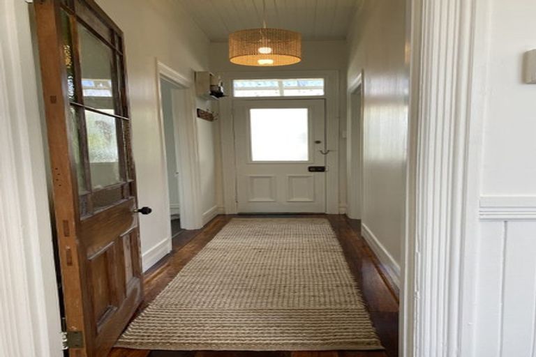 Photo of property in 11 Edgeware Road, Palmerston North, 4410