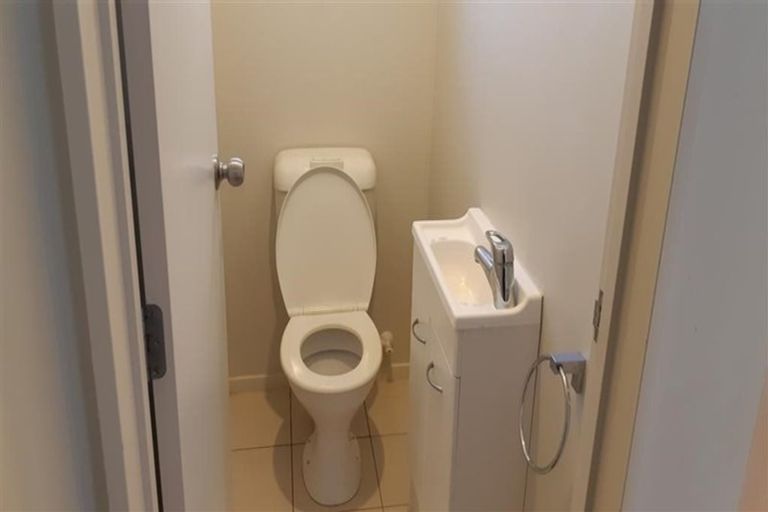 Photo of property in 10/22 Northcross Drive, Oteha, Auckland, 0632