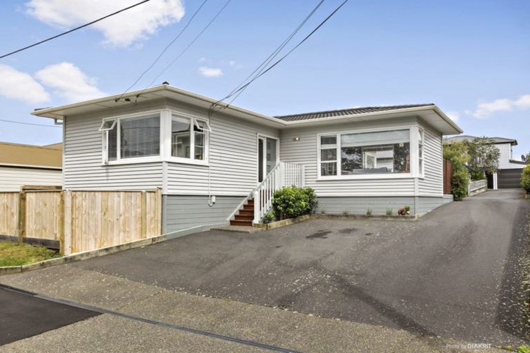 Photo of property in 11 Pinkerton Grove, Newlands, Wellington, 6037