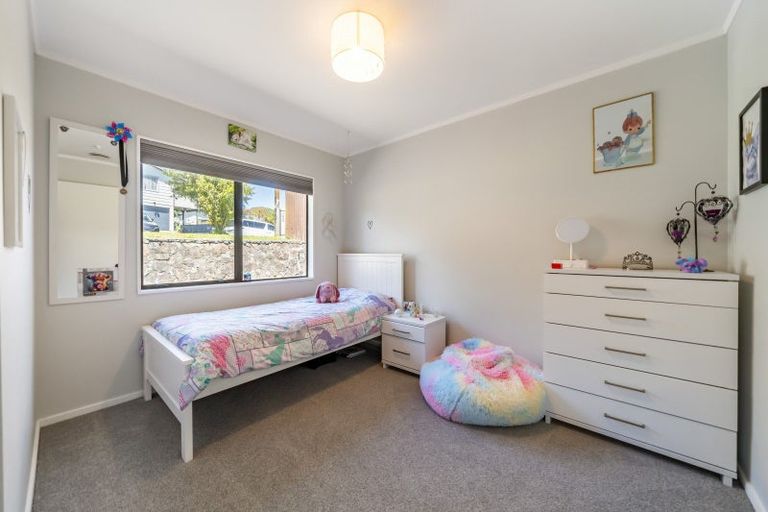 Photo of property in 2 Oaklands Grove, Clouston Park, Upper Hutt, 5018